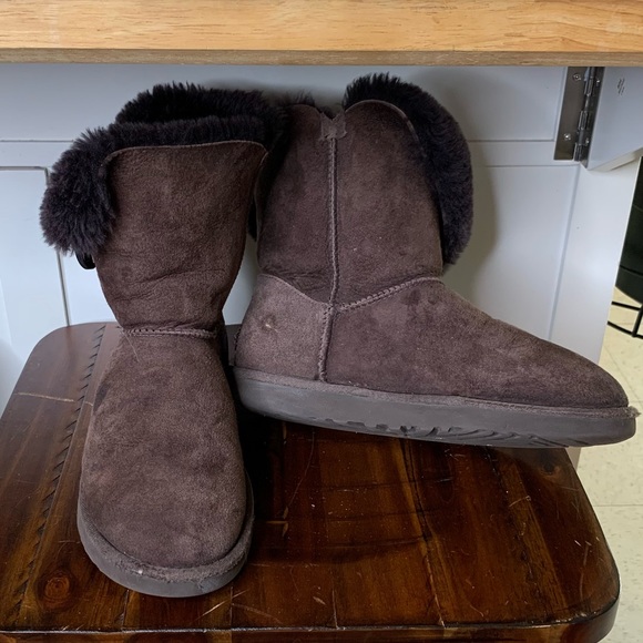 UGG Bailey Short Genuine Shearling Boot - Picture 3 of 6